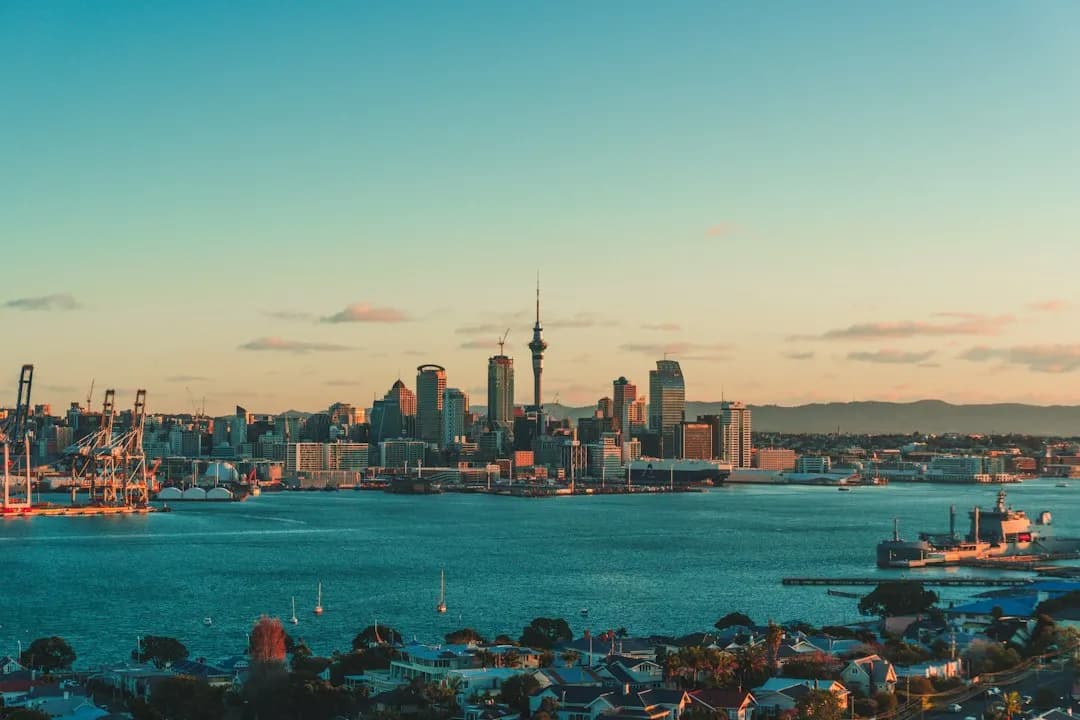 Puerto y skyline de Auckland al atardecer