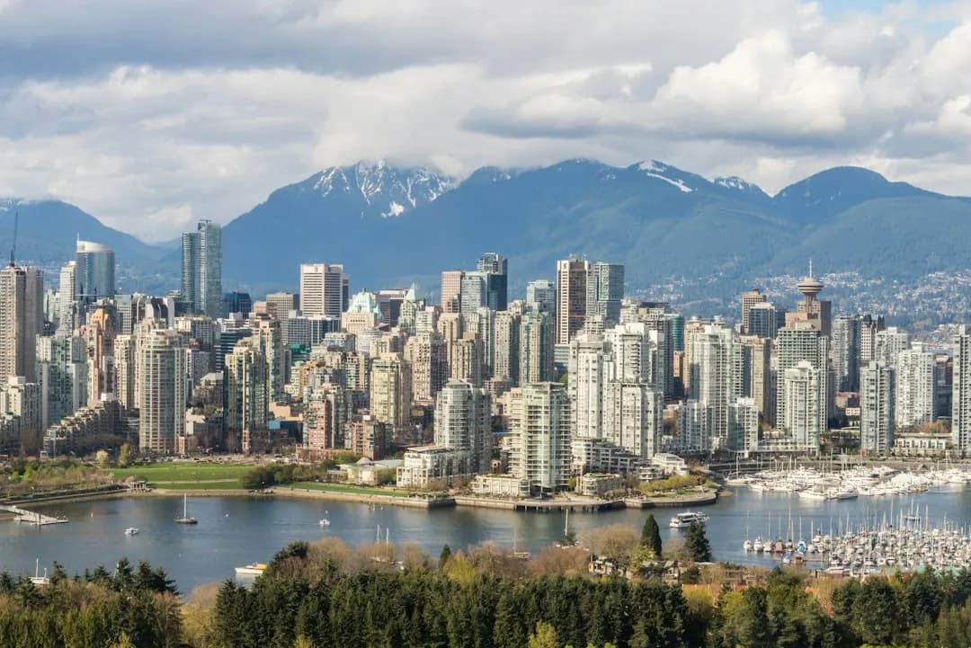 Vista de Vancouver junto al agua con las montañas de North Shore al fondo