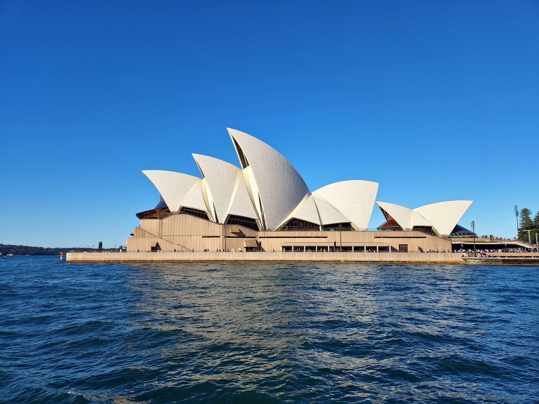 La Ópera de Sydney junto al agua, bajo un cielo azul
