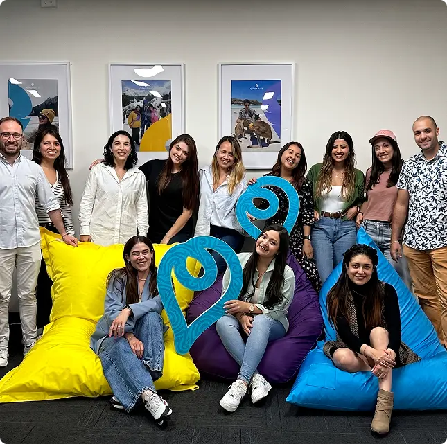 Equipo de Nōmadas Experience reunido en una oficina