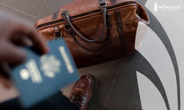 Pasaporte, identificación y ticket siempre a la mano