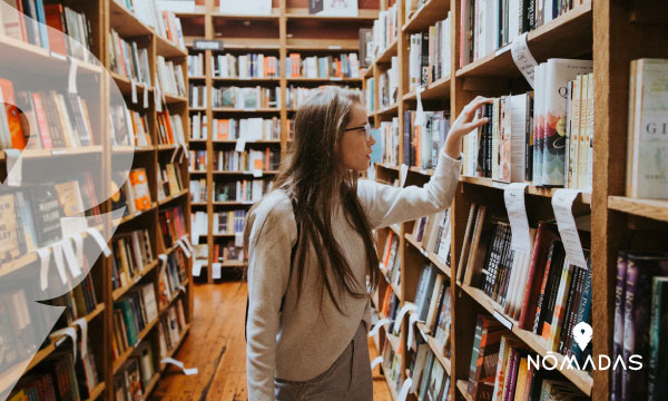 Trabaja como ayudante en una biblioteca