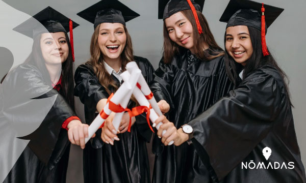  Énfasis en la experiencia estudiantil y resultados de los graduados.