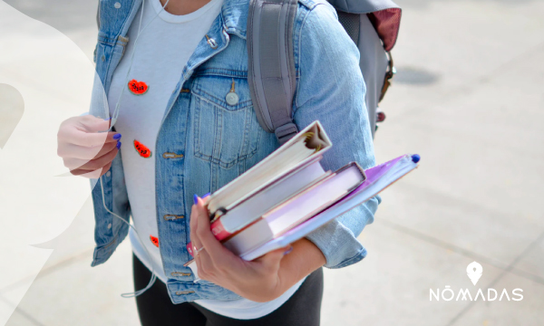 Chica pasea por universidades australianas