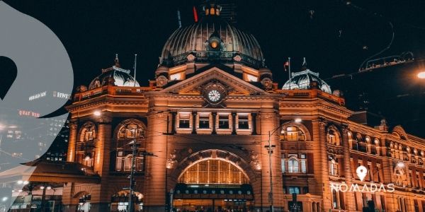 camina por Flinders Street Station y la Federation Square