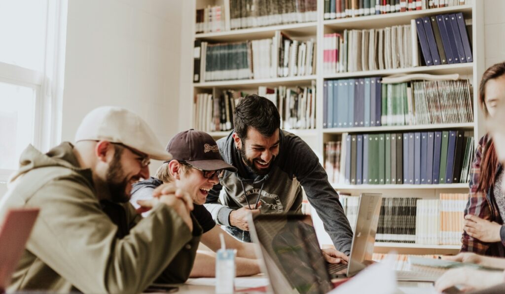 Chicos sentados en aula estudiando inglés en Australia