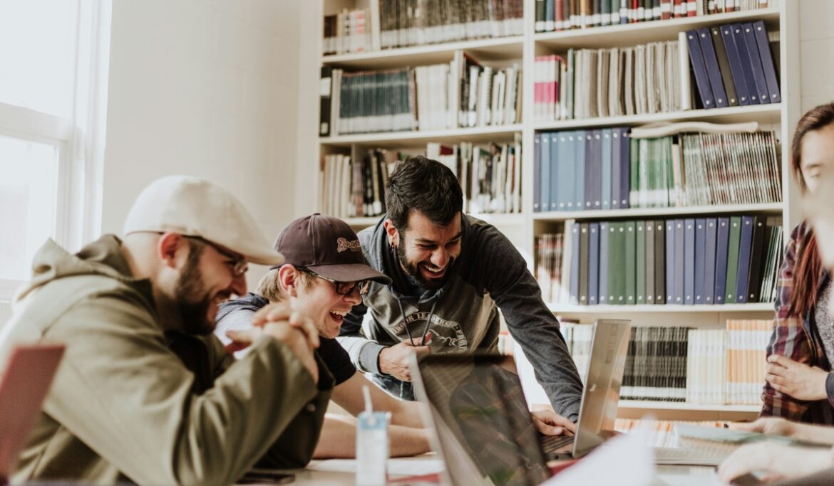 Chicos sentados en aula estudiando inglés en Australia