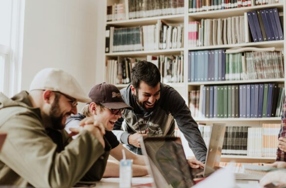 Chicos sentados en aula estudiando inglés en Australia