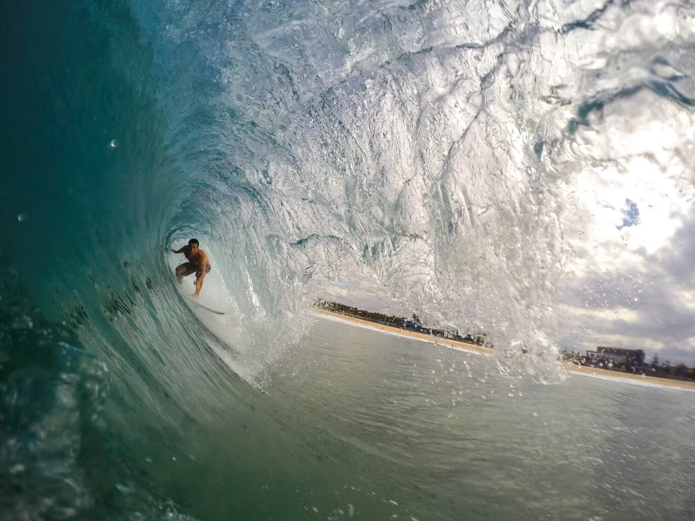 Surfista disfrutando de las playas mientras hace su study and work in Australia