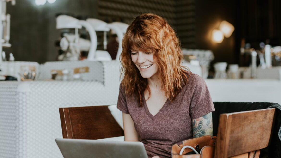 Mujer sentada trabajando en un café, mientras hace study and work en Australia