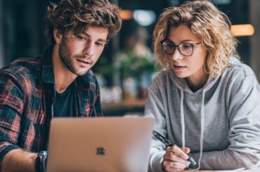 asesor educativo español explicando opciones para estudiar en Australia