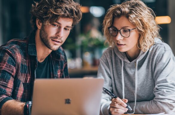 asesor educativo español explicando opciones para estudiar en Australia